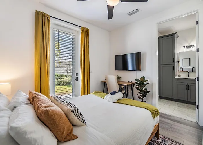 The Modern Oasis - Downtown Tampa Retreat