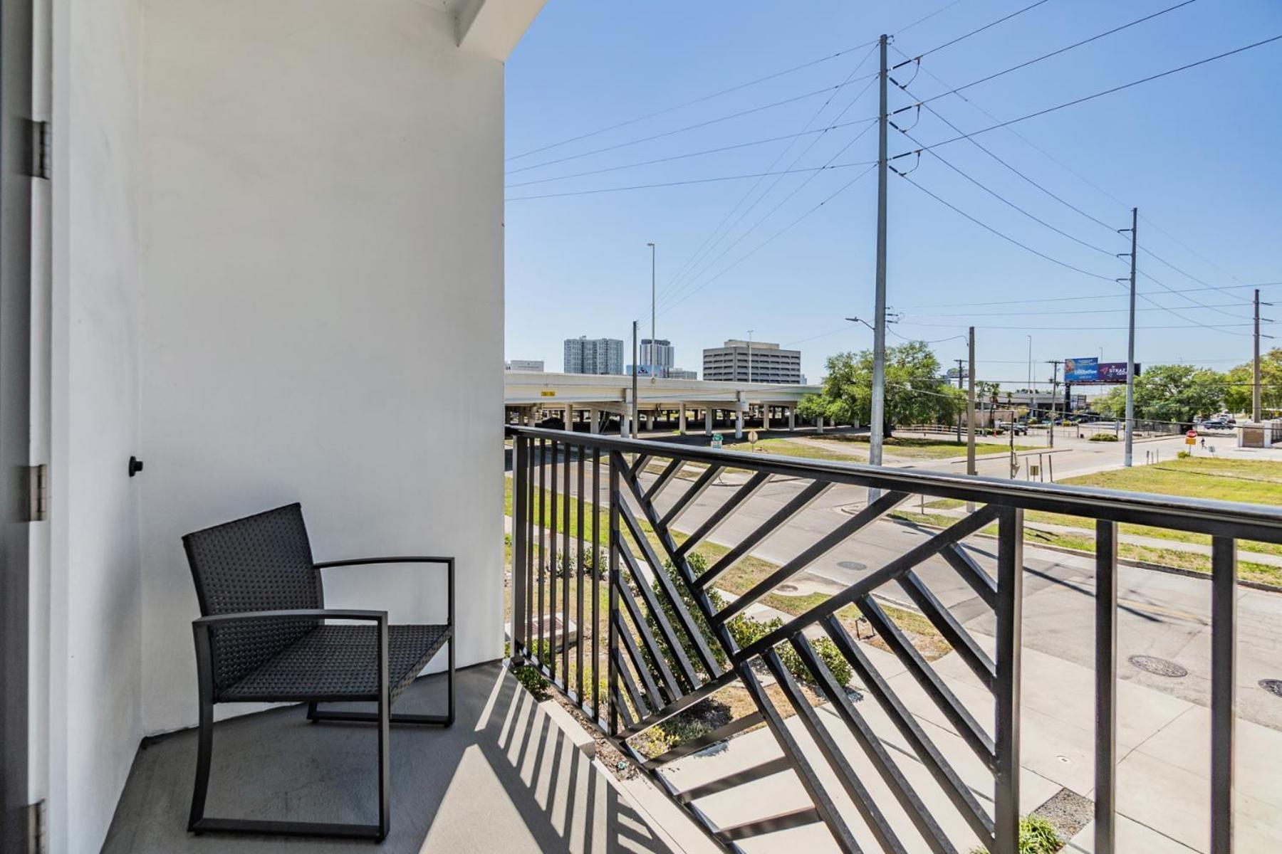 The Modern Oasis - Downtown Retreat